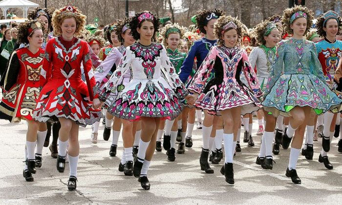Las bailarinas irlandesas Sheila Tully se presentan en el desfile del Día de San Patricio en Chicago, en esta foto de archivo. (Tim Boyle / Getty Images)