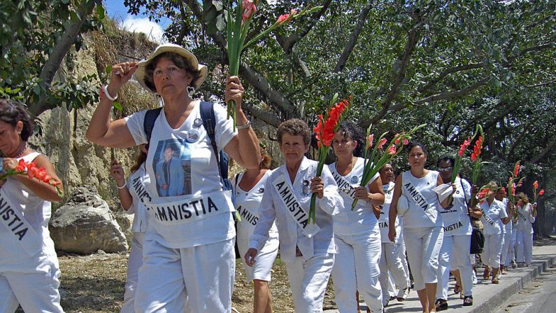 Miembros del grupo cubano Damas de Blanco" caminan en La Habana el 18 de marzo de 2006, durante una protesta contra el gobierno que exige la amnistía para los 75 disidentes encarcelados. (ADALBERTO ROQUE/AFP a través de Getty Images)