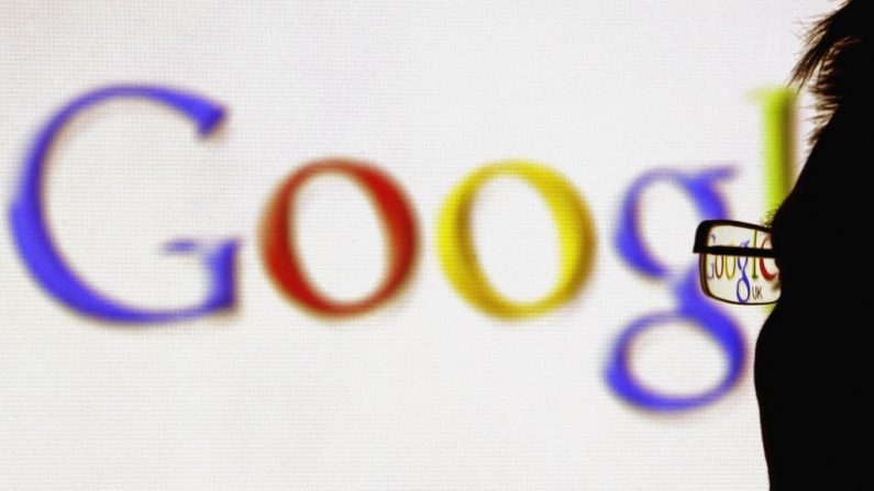 En esta ilustración fotográfica, el logo del gigante multifacético de internet Google se ve a través de un par de gafas el 12 de abril de 2006, en Glasgow, Escocia. (Foto ilustración de Jeff J Mitchell/Getty Images)
