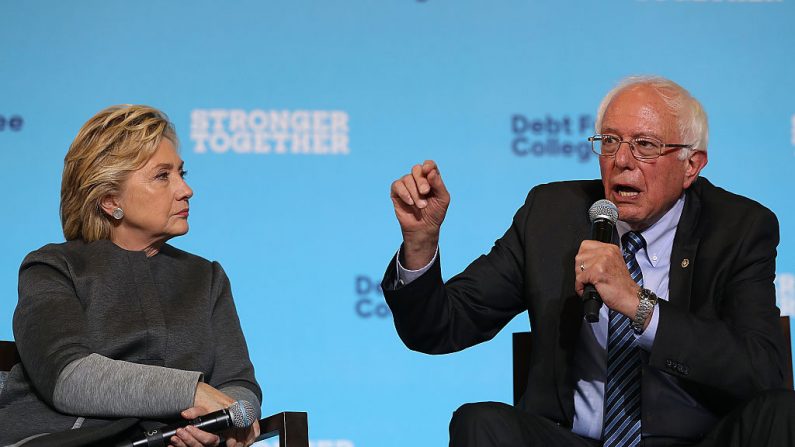 La entonces nominada presidencial demócrata Hillary Clinton, a la izquierda, observa mientras el senador Bernie Sanders (I-Vt.) Habla durante una convención en la Universidad de New Hampshire en Durham, New Hampshire, el 28 de septiembre de 2016. (Justin Sullivan/Getty Images)
