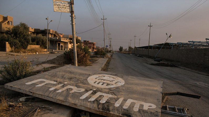 Una valla publicitaria de ISIS se ve destruida en medio de la carretera el 8 de noviembre de 2016 en Qaraqosh, Iraq. (Chris McGrath/Getty Images)