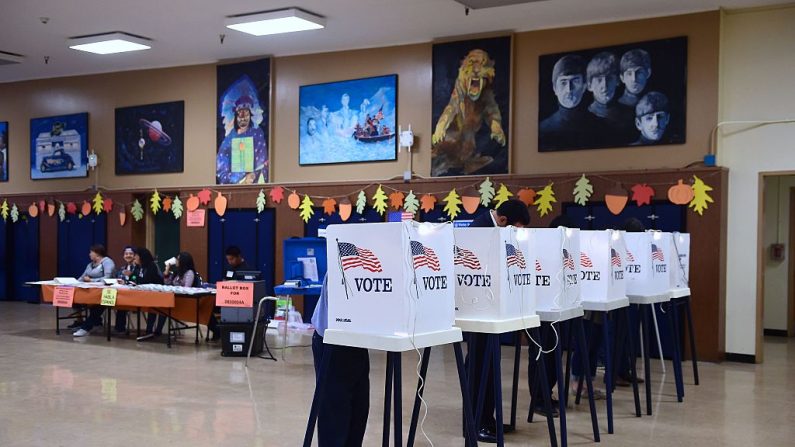 La gente vota el día de las elecciones en la Escuela Primaria Brooklyn Avenue en el vecindario principalmente latinoamericano del este de Los Ángeles de Boyle Heights el 8 de noviembre de 2016 en Los Ángeles, California (EE.UU.). (FREDERIC J. BROWN / AFP / Getty Images)