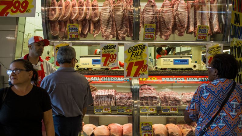 SAO PAULO, BRASIL - 20 DE MARZO: Los compradores buscan carne en un mercado público el 20 de marzo de 2017 en Sao Paulo, Brasil. (Foto de Victor Moriyama/Getty Images)
