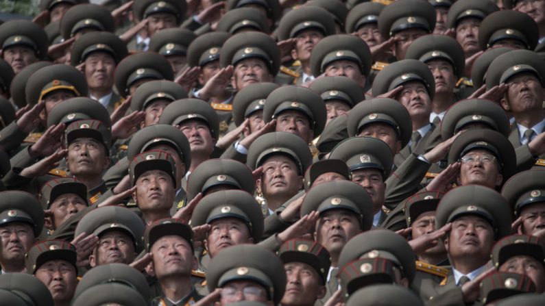 Soldados del Ejército Popular de Corea (KPA) saludan mientras observan un desfile militar que conmemora el 105 aniversario del nacimiento del difunto líder norcoreano Kim Il-Sung, en Pyongyang el 15 de abril de 2017. (ED JONES/AFP/Getty Images)