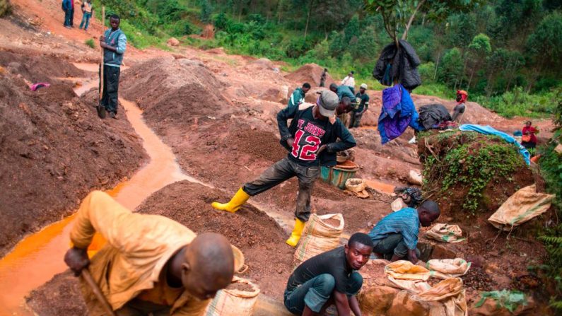 Gente trabajando en el sitio de minería artesanal de casiterita Kalimbi al norte de Bukavu, en la República Democrática del Congo, el 30 de marzo de 2017. (Griff Tapper / AFP a través de Getty Images)