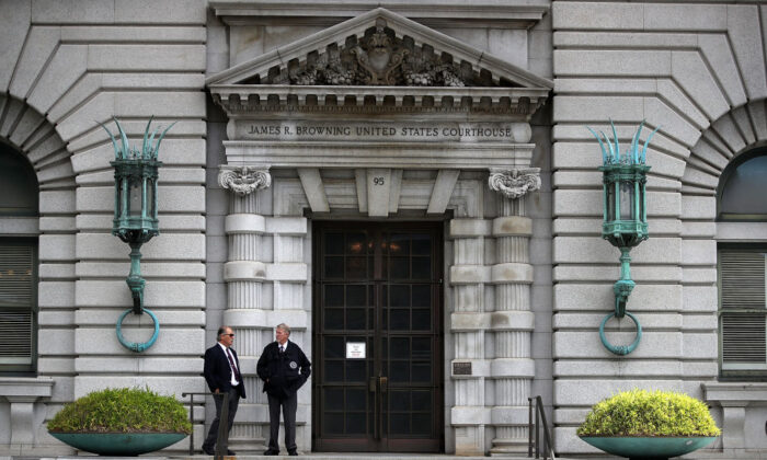Los guardias de seguridad se encuentran frente a la Corte de Apelaciones del Noveno Circuito de EE.UU. en San Francisco, California, el 12 de junio de 2017. (Justin Sullivan/Getty Images)
