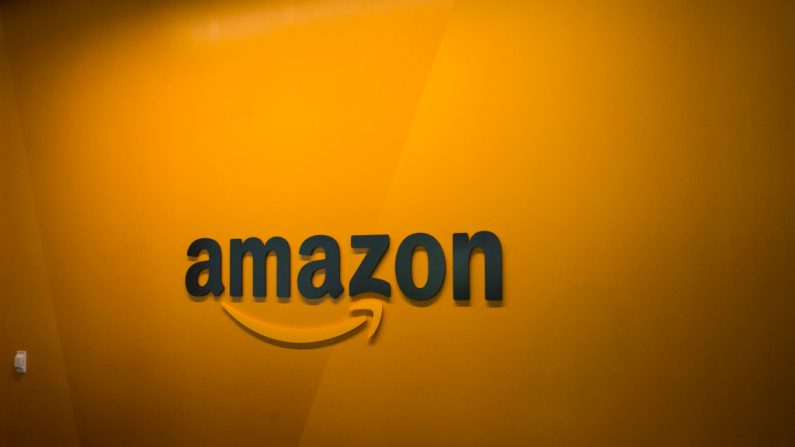 Se ve un logotipo de Amazon dentro de la sede corporativa de Amazon, el 16 de junio de 2017 en Seattle, Washington. (David Ryder/Getty Images)