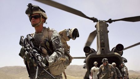 EEUU bombardea por primera vez a talibanes tras la firma de histórico acuerdo