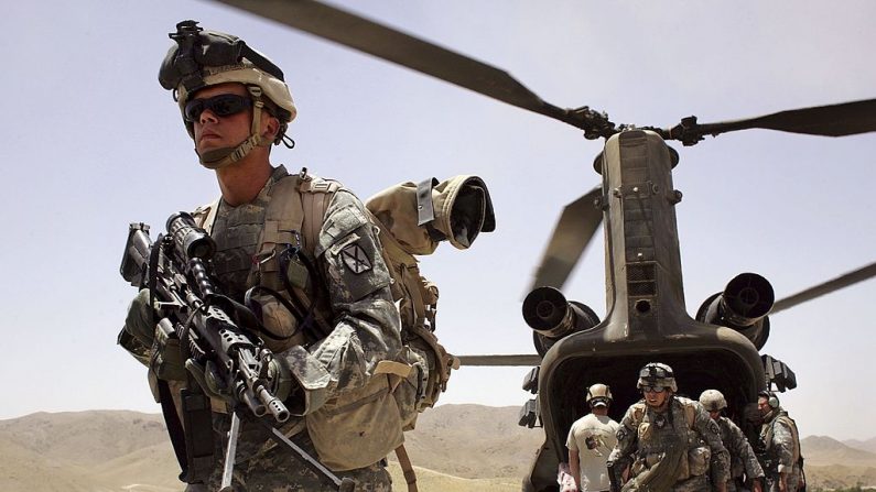 Soldados estadounidenses llegan a una base cerca del pueblo de Deh Afghan el 22 de junio de 2006 en la provincia de Zabul de Afganistán. (Foto de John Moore/Getty Images)
