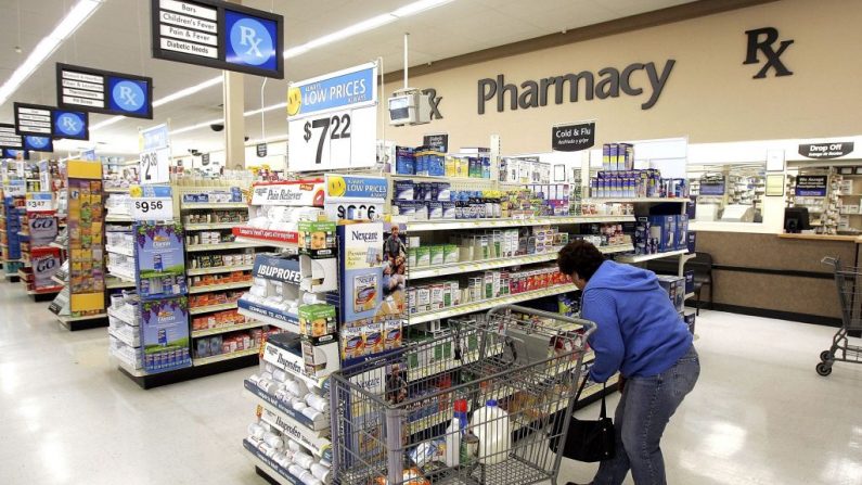 Una mujer compra en el área de farmacia de una tienda Wal-Mart el 21 de septiembre de 2006 en Mount Prospect, Illinois. (Tim Boyle/Getty Images)