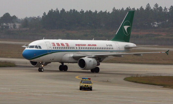 Un avión Airbus A320 de Shenzhen Airlines en el aeropuerto de Changsha en Hunan, Chona, el 1 de noviembre de 2007. (MARCA RALSTON/AFP vía Getty Images)