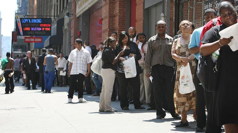 La gente espera en fila para entrar en la Feria de Empleo de Diversidad en el Hotel Affinia el 10 de junio de 2008 en la ciudad de Nueva York, EE.UU. (Mario Tama/Getty Images)