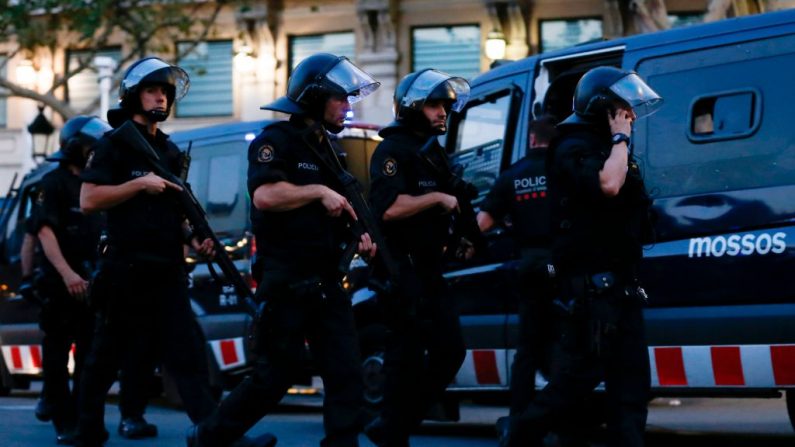 Los policías españoles caminan en una zona acordonada después de que una furgoneta se estrellara contra la multitud, matando a 13 personas e hiriendo a más de 80 en la Rambla de Barcelona, España, el 17 de agosto de 2017. (PAU BARRENA/AFP vía Getty Images)