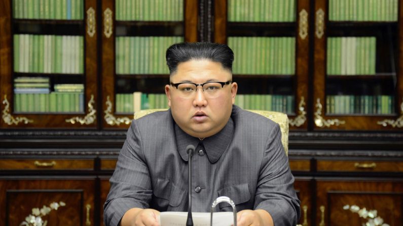 El líder norcoreano, Kim Jong-Un, hizo una declaración en Pionyang en la Asamblea General de la ONU el 21 de septiembre de 2017. (STR/AFP a través de Getty Images)