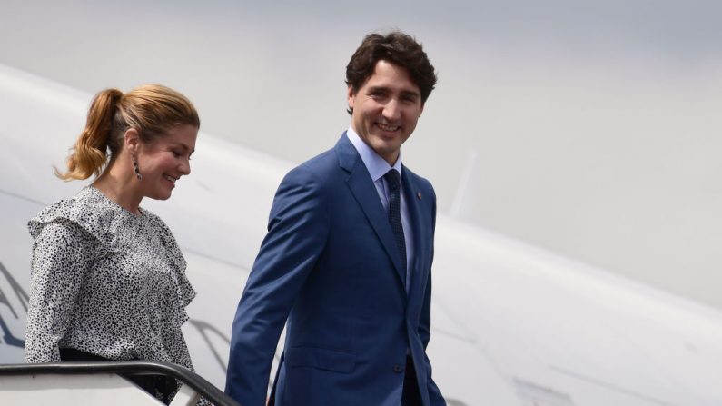 El primer ministro del Canadá, Justin Trudeau y su esposa, Sophie Gregoire, desembarcan de su avión al llegar a la Ciudad de México el 12 de octubre de 2017.
Imagen de archivo. (RONALDO SCHEMIDT/AFP a través de Getty Images)