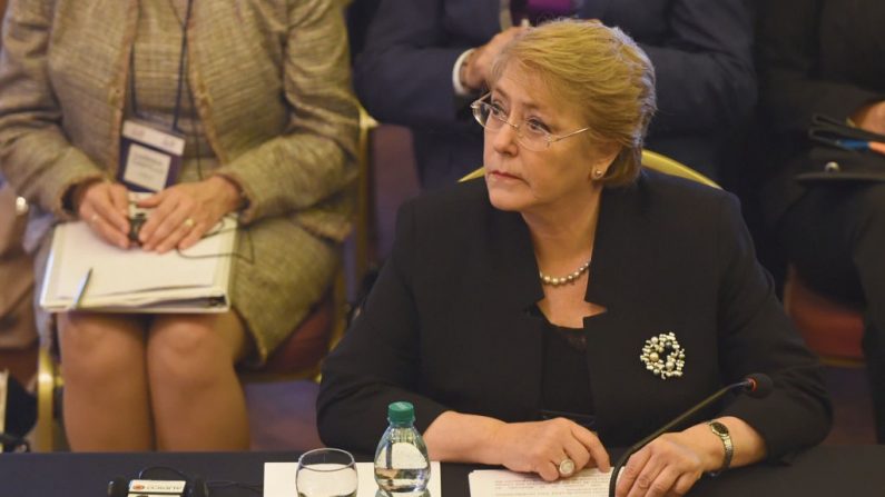 La expresidente chilena, Michelle Bachelet, asiste a la Conferencia Mundial sobre Enfermedades No Transmisibles (ENT) en la sede del Mercosur, en Montevideo, el 18 de octubre de 2017. (MIGUEL ROJO/AFP a través de Getty Images)