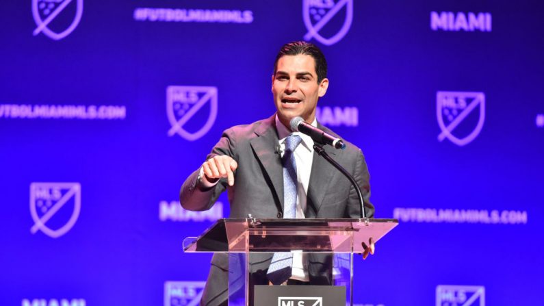 Francis Suárez, alcalde de la ciudad de Miami se dirige a la multitud durante la conferencia de prensa del 29 de enero de 2018 en Miami, Florida, EE.UU. (Eric Espada/Getty Images)