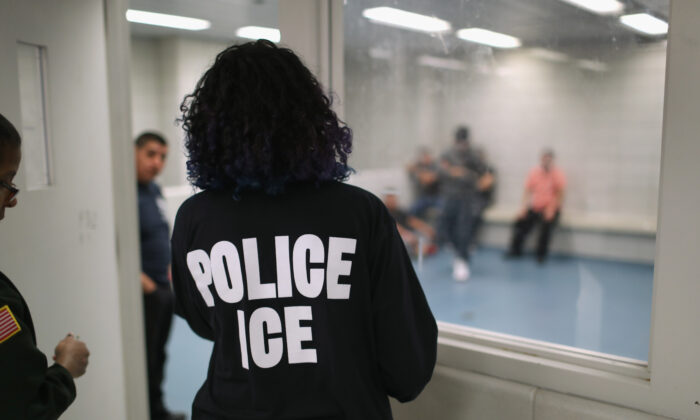 Los inmigrantes indocumentados esperan en una celda de detención en un centro de procesamiento del Servicio de Inmigración y Aduanas de los Estados Unidos (ICE), en el edificio federal de los Estados Unidos en el bajo Manhattan, Nueva York, el 11 de abril de 2018. (John Moore/Getty Images)