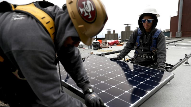 Trabajadores de Luminalt Pam Quan (R) instalan paneles solares en una casa en en San Francisco, California. Foto de archivo del 9 de mayo de 2018  (Justin Sullivan/Getty Images)