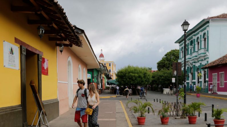 Los turistas caminan por una calle de Granada, a 45 km de Managua, el 22 de mayo de 2018. (INTI OCON/AFP vía Getty Images)
