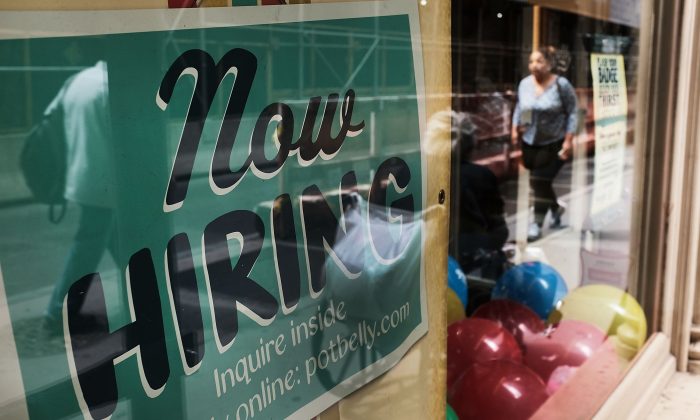 Una tienda anuncia una oferta laboral en el bajo Manhattan el 1 de junio de 2018. (Spencer Platt/Getty Images)