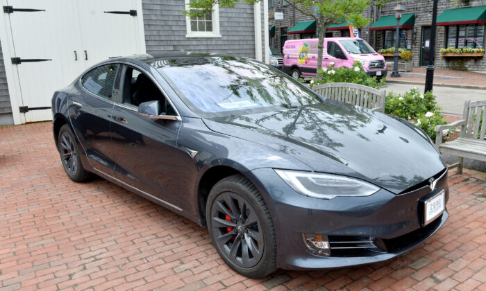 Auto Modelo S de Tesla en Nantucket, Massachusetts, el 24 de junio de 2018. El lujoso Modelo S no sería elegible para un crédito fiscal en la legislación propuesta por Sens. Joni Ernst y Mike Braun. (Noam Galai/Getty Images para el Festival de Cine de Nantucket)