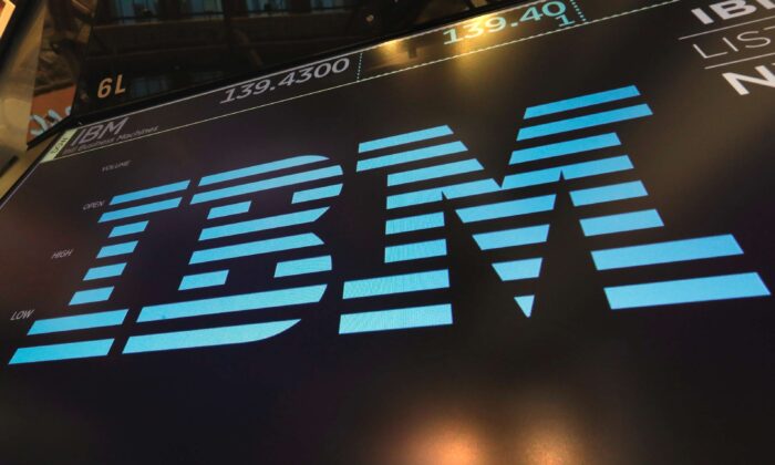 El logo de IBM por encima de un puesto de cambio en el piso de la Bolsa de Valores de Nueva York el 18 de marzo de 2019. (Richard Drew, File/AP Photo)