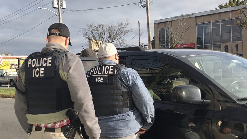 Agentes del ICE detienen a personas con condenas penales previas que van desde abuso sexual hasta violación, en Long Island, N.Y., el 4 de noviembre de 2019. (ICE)