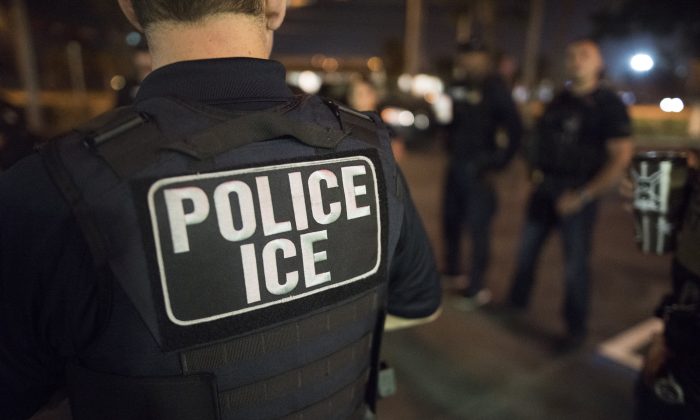 Oficiales del Servicio de Inmigración y Aduanas de Estados Unidos (ICE) el 20 de marzo de 2019. (ICE/Flickr)