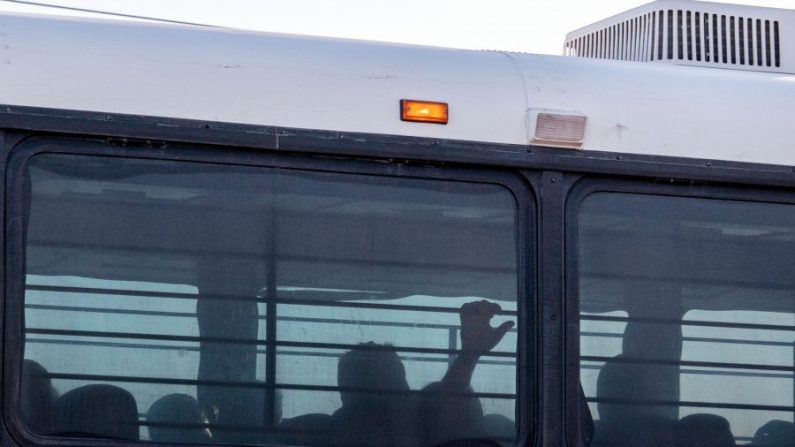 Un autobús que transporta inmigrantes deja un establecimiento provisional en una central de Patrulla Fronteriza de EE.UU. en Clint, Texas, el 21 de junio de 2019 (Paul Ratje/AFP/Getty Images)