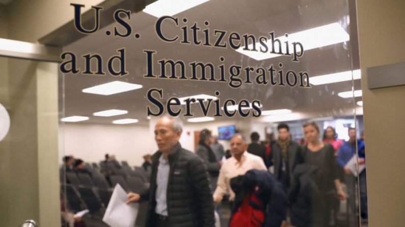 Los inmigrantes se preparan para convertirse en ciudadanos estadounidenses en un servicio de naturalización en Newark, N.J., el 22 de enero de 2018. (John Moore/Getty Images)
 
