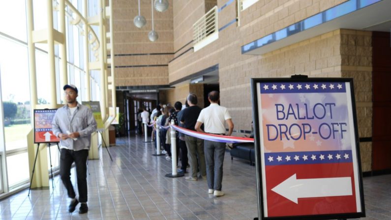 Los votantes se alinean en el centro de votación de Irvine Valley College en Irvine, Condado de Orange, el 3 de marzo de 2020. (Jamie Joseph/The Epoch Times)