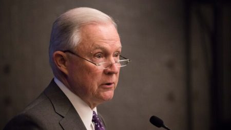 Sessions responde al respaldo que Trump le dio a su oponente en la campaña del GOP