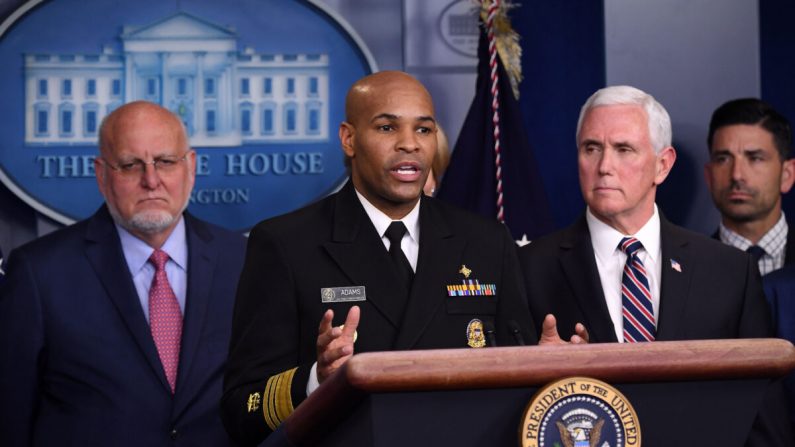 El cirujano general estadounidense, Jerome Adams (C), habla sobre el nuevo coronavirus junto con el vicepresidente, Mike Pence, y los miembros de la Fuerza de Tarea de Coronavirus en la Sala de prensa Brady en la Casa Blanca, el 9 de marzo de 2020. (Saul Loeb/AFP vía Getty Imágenes)