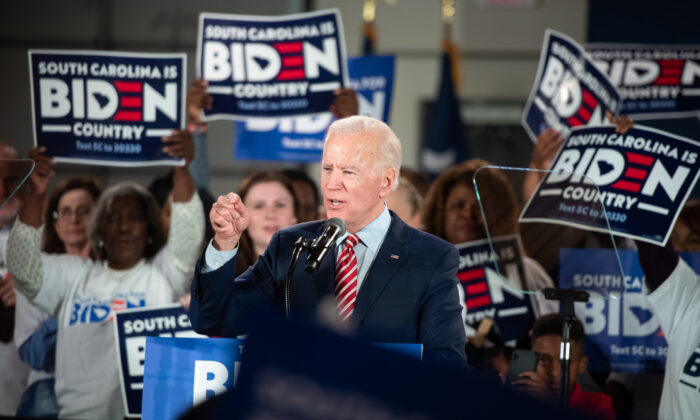 El candidato presidencial demócrata Joe Biden se dirige a la multitud durante el lanzamiento de su campaña en Carolina del Sur, en Columbia, el 11 de febrero de 2020. (Sean Rayford/Getty Images)
