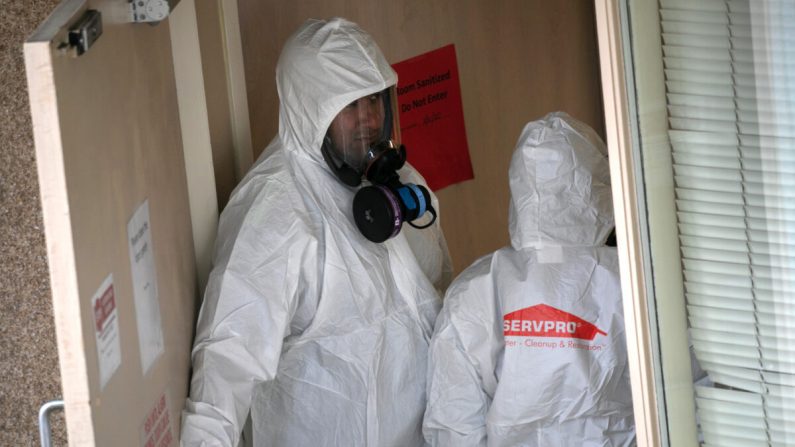 Un equipo de limpieza con ropa protectora ingresa a un centro de atención a largo plazo donde ocurrió un brote de COVID-19, el 12 de marzo de 2020 en Kirkland, Washington. (John Moore/Getty Images)