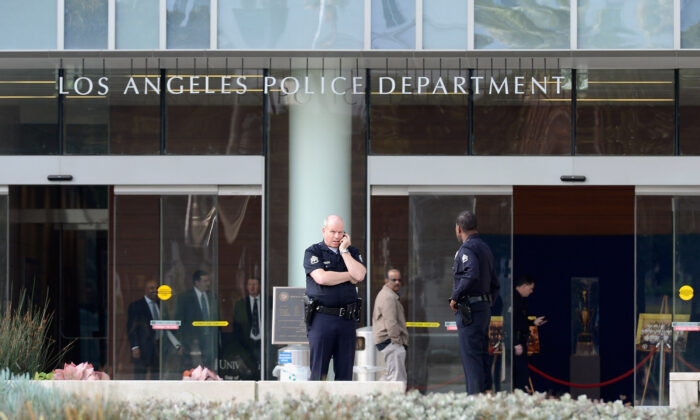 Agentes del Departamento de Policía de Los Ángeles se despliegan alrededor de la sede de la policía en Los Ángeles, California, el 7 de febrero de 2013. (Kevork Djansezian/Getty Images)