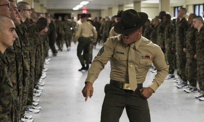 Un instructor de entrenamiento corrige a los reclutas por sus deficiencias en el Depósito de Reclutas del Cuerpo de Marines de Parris Island, S.C., el 16 de noviembre de 2019. (Fotografía del Cuerpo de Marines de los Estados Unidos por Lance Cpl. Godfrey Ampong)