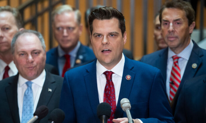 El representante Matt Gaetz (R-Fla.) (al centro), el representante de la minoría Steve Scalise (R-La.) (izq.), y otros miembros republicanos de la Cámara en el Centro de Visitantes del Capitolio el 23 de octubre de 2019. (Tom Williams/CQ-Roll Call, Inc vía Getty Images)