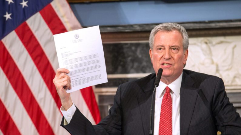 El alcalde de la ciudad de Nueva York, Bill de Blasio, durante una video conferencia de prensa sobre la respuesta de la ciudad al brote de COVID-19 en la ciudad de Nueva York el 19 de marzo de 2020. (William Farrington-Pool/Getty Images)