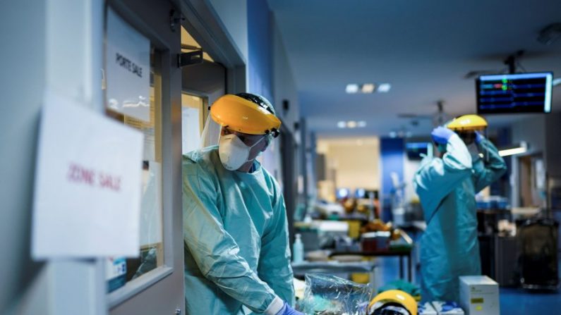 Trabajadores médicos en la unidad para pacientes infectados con el virus del PCCh, en el Hospital Erasme de Bruselas, Bélgica, el 27 de marzo de 2020. (Kenzo Tribouillard/AFP a través de Getty Images)