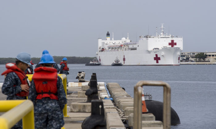 El USNS Mercy llega a la Base Conjunta Pearl Harbor-Hickam, Hawaii, el 3 de marzo de 2018. (Fotografía de la Marina de EE. UU. por la Especialista en Comunicación de Masas de 2ª Clase Katarzyna Kobiljak)