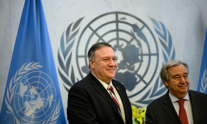 El secretario de Estado de Estados Unidos, Mike Pompeo (izq.), y el secretario general de las Naciones Unidas, Antonio Guterres, en la sede de la ONU en Nueva York, el 6 de marzo de 2020. (Johannes Eisele/AFP/Getty Images)