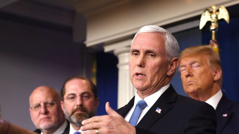 El vicepresidente Mike Pence habla en una conferencia de prensa en la Casa Blanca el 26 de febrero de 2020. (Eric Baradat/AFP vía Getty Images)