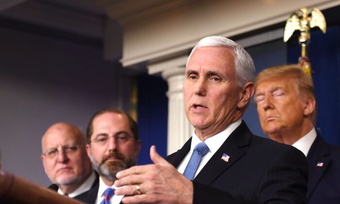 El Vicepresidente de Estados Unidos, Mike Pence, habla en una conferencia de prensa en la Casa Blanca el 26 de febrero de 2020. (Eric Baradat/AFP vía Getty Images)