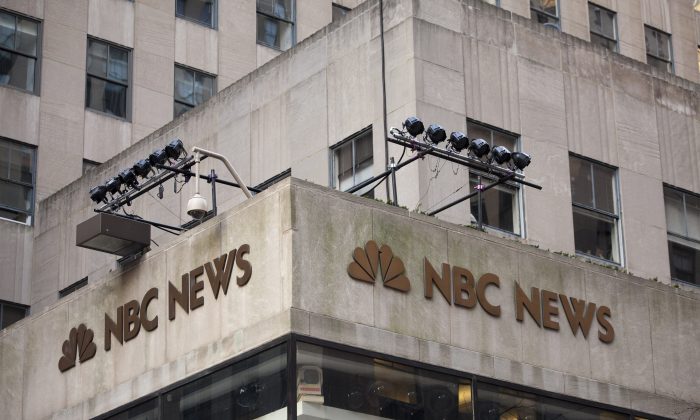 El logo de NBC News en un edificio en la esquina del 10 Rockefeller Plaza, el estudio de hoy de NBC en Nueva York en una foto de archivo. (Michael Nagle/Getty Images)