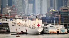 El buque hospital Comfort da alta a su último paciente de COVID en Nueva York
