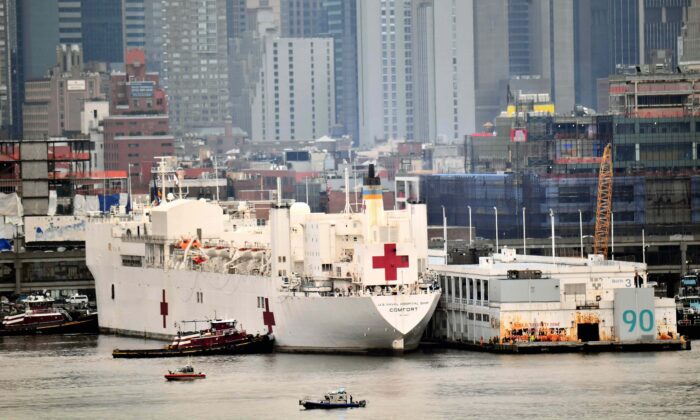 El buque hospital de la Marina USNS Comfort atraca en el muelle 90 del río Hudson el 30 de marzo de 2020. (Michael Loccisano/Getty Images)