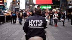 Policía de NY sufrió una llave de cabeza mientras intentaba hacer un arresto, según mostraría video