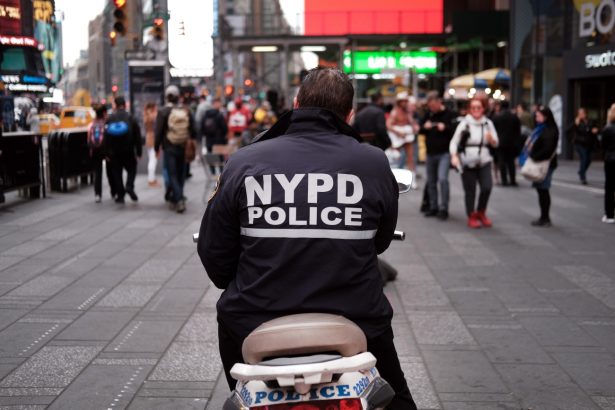 Un agente de policía permanece sentado en un scooter en Times Square en Nueva York el 5 de noviembre de 2019. (Spencer Platt/Getty Images)